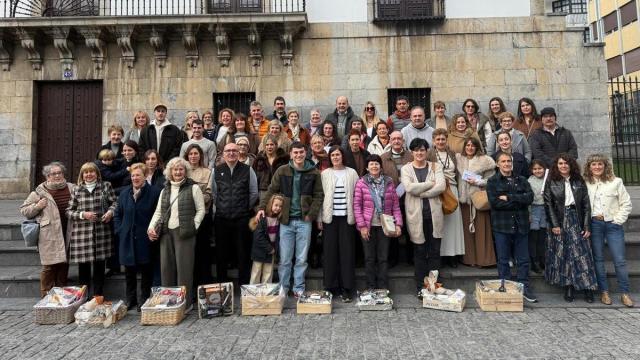 Comercios y representantes del Ayuntamiento posaron, junto con los clientes agraciados con las cestas de Navidad, en una foto de grupo al final del acto.