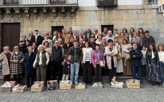 Comercios y representantes del Ayuntamiento posaron, junto con los clientes agraciados con las cestas de Navidad, en una foto de grupo al final del acto.