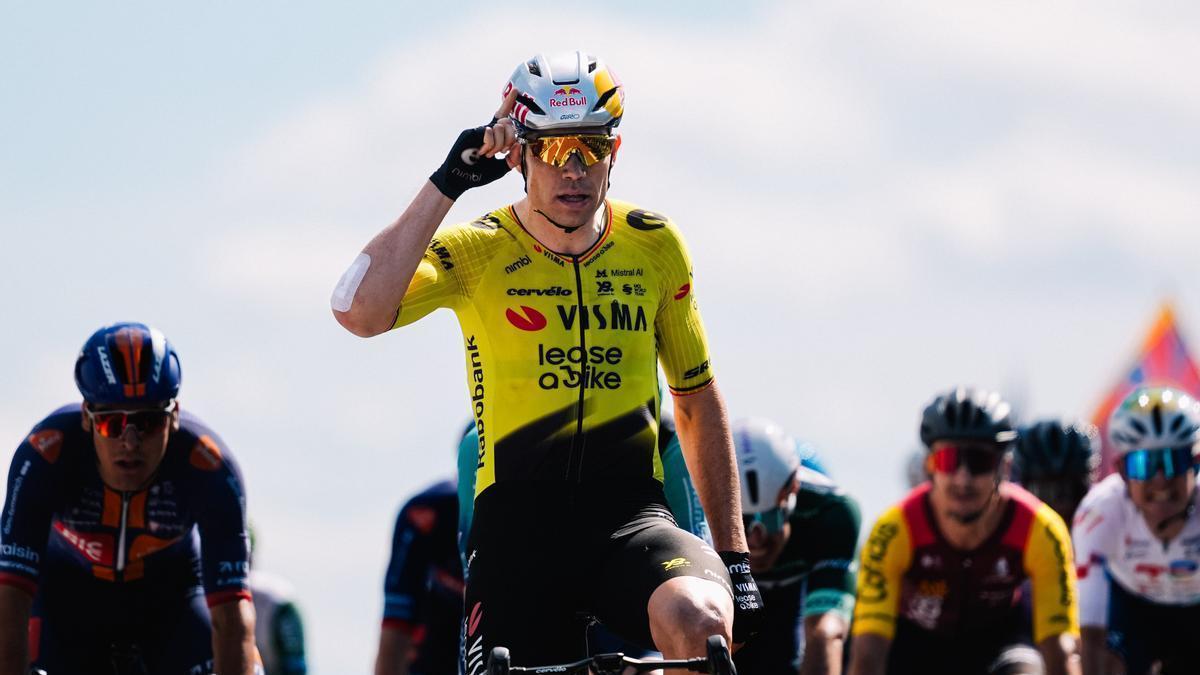 Van Aert, con el codo derecho dañado, celebra la victoria en la quinta etapa del Tour Auvergne.