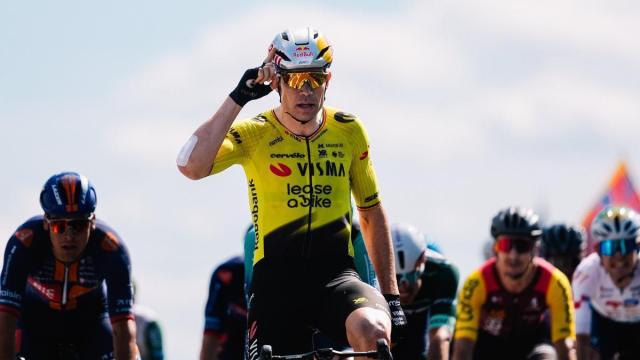 Van Aert, con el codo derecho dañado, celebra la victoria en la quinta etapa del Tour Auvergne.