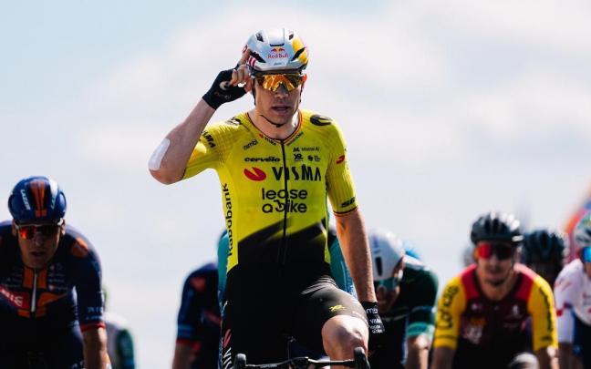Van Aert, con el codo derecho dañado, celebra la victoria en la quinta etapa del Tour Auvergne.