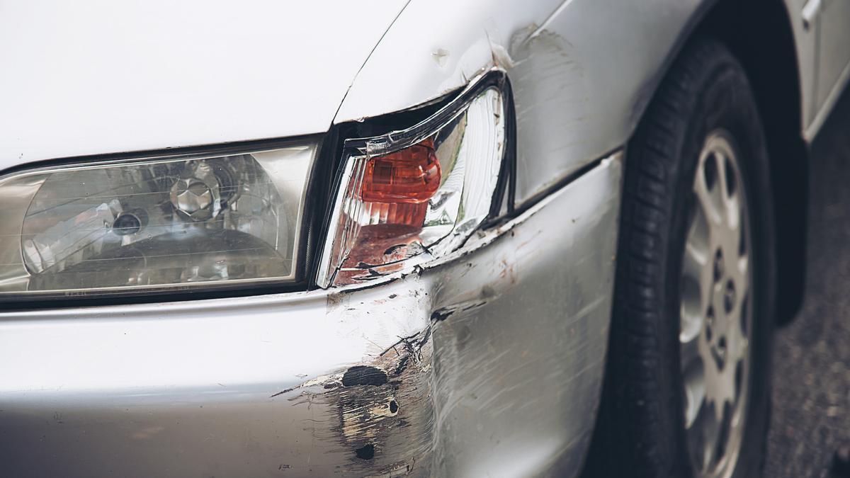 Coche que ha sufrido un golpe.