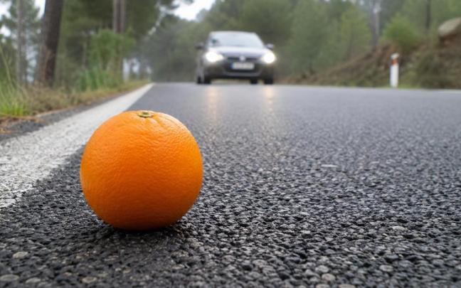 Una naranja en la carretera