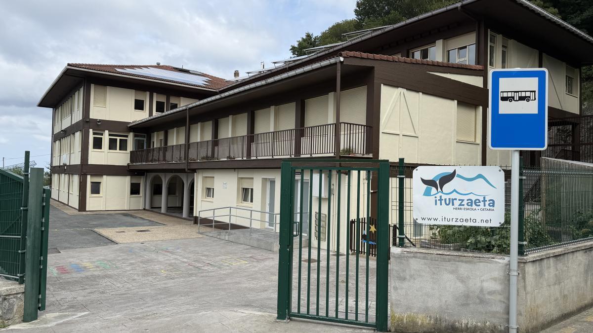 Exterior de Iturzaeta Herri Eskola de Getaria.