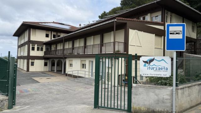 Exterior de Iturzaeta Herri Eskola de Getaria.