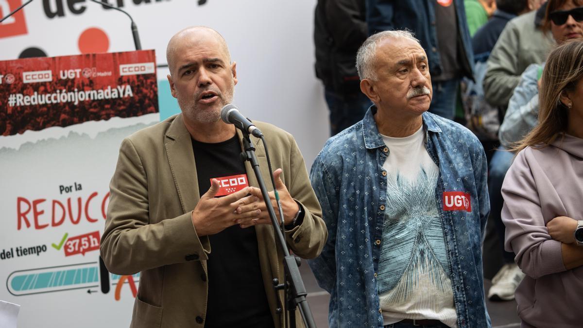 El secretario general de CCOO, Unai Sordo, y el secretario general de UGT, Pepe Álvarez , durante una protesta por la reducción de la jornada laboral, frente a la sede de la CEOE.