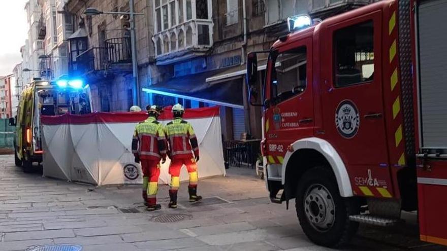 La mujer se ha precipitado desde una vivienda ubicada en un tercer piso de la calle Mayor de Reinosa.