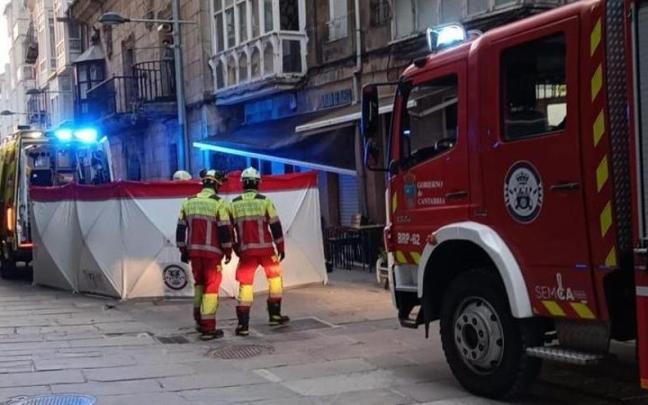 La mujer se ha precipitado desde una vivienda ubicada en un tercer piso de la calle Mayor de Reinosa.