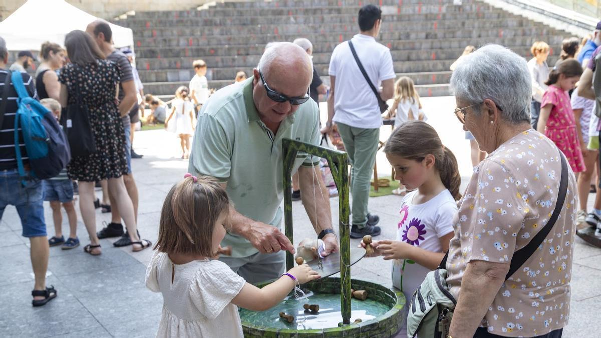 Niños y mayores se divierten juntos en el parque de juegos habilitado en Untzaga.