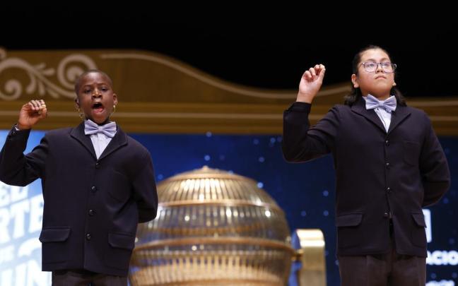 Dos niños de San Ildefonso cantan un premio de la Lotería de Navidad 2025.