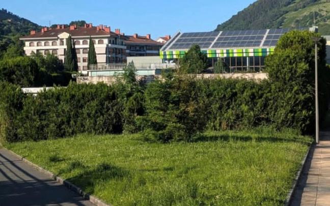 Vista de la zona verde que se incorporará a las piscinas tras las obras de ampliación