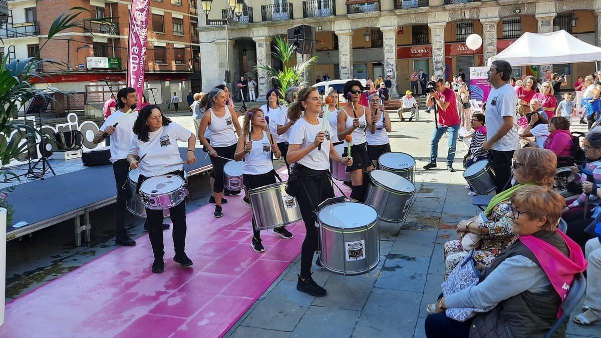 Batucada en un acto contra la soledad no deseada en Laudio