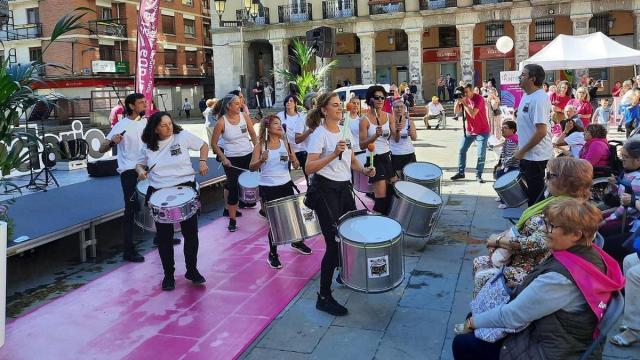 Batucada en un acto contra la soledad no deseada en Laudio