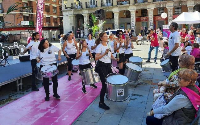 Batucada en un acto contra la soledad no deseada en Laudio