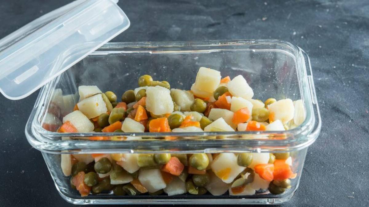 Verduras en un taper hermético de cristal