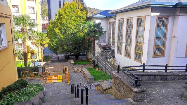 Vista de la zona de Jardines de Argatxa en las que el Ayuntamiento de Eibar contempla instalar las rampas.