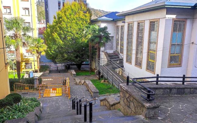 Vista de la zona de Jardines de Argatxa en las que el Ayuntamiento de Eibar contempla instalar las rampas.