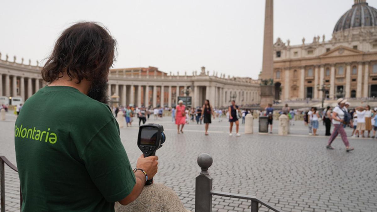 Un hombre mide la temperatura en la plaza de San Pedro del Vaticano, donde se han registrado más de 50 grados.