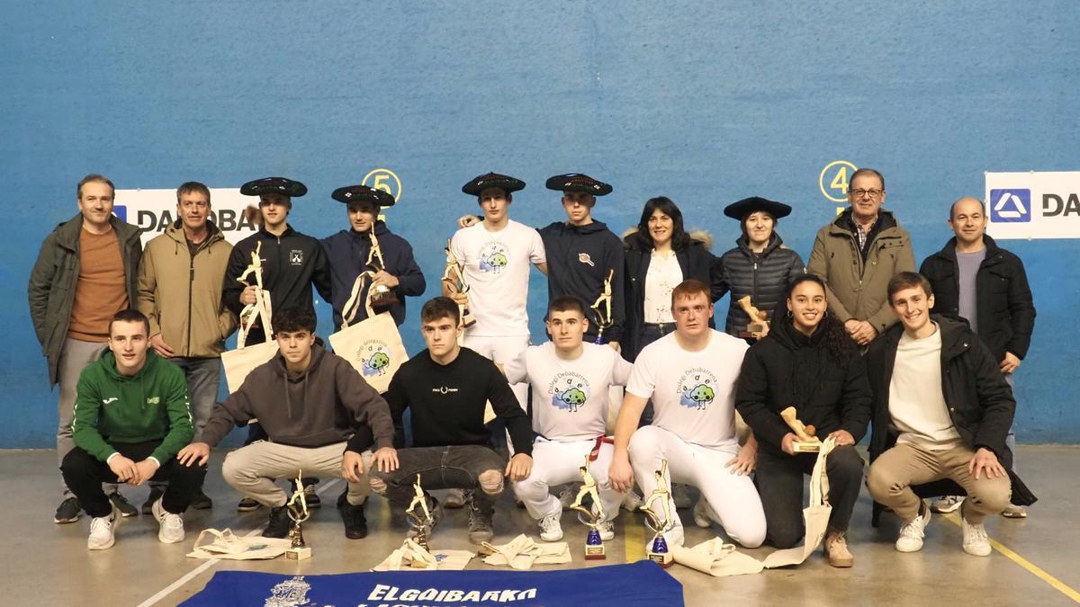 La entrega de trofeos a los campeones y a los finalistas puso el cierre al torneo organizado por Lagunak Pilota Eskola