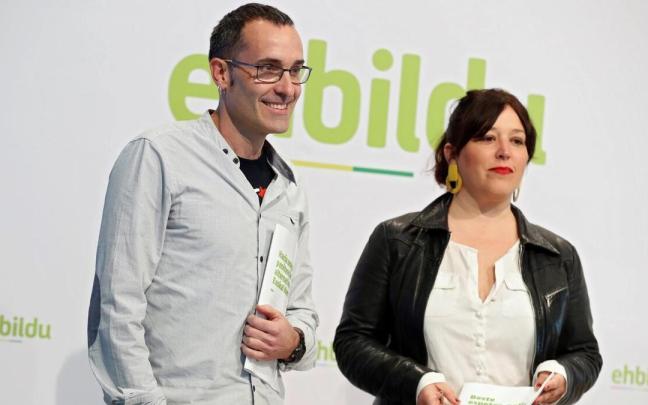 Los dirigentes de EH Bildu, Julen Arzuaga (i), y Larraitz Ugarte (d).