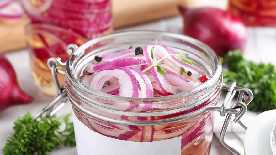 Cebolla picada en un tarro, lista par ser encurtida.
