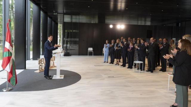 El lehendakari, Imanol Pradales, interviene en el Palacio de Ajuria Enea ante el cuerpo consular acreditado en Euskadi.