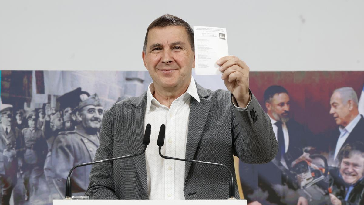 El coordinador general de EH Bildu, Arnaldo Otegi, ante el cartel con Franco, Abascal, Netanyahu y Milei