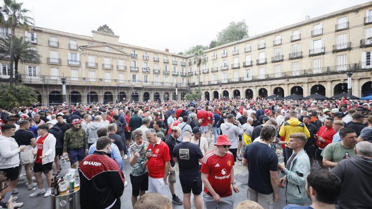 Aficionados del Manchester United y del Tottenham disfrutan en Bilbao.