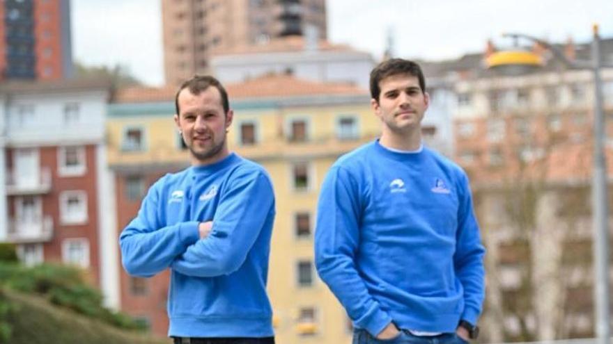 Entrevista a los pelotaris Aitor Elordi (i) y Jose Javier Zabaleta (d) en Eibar.