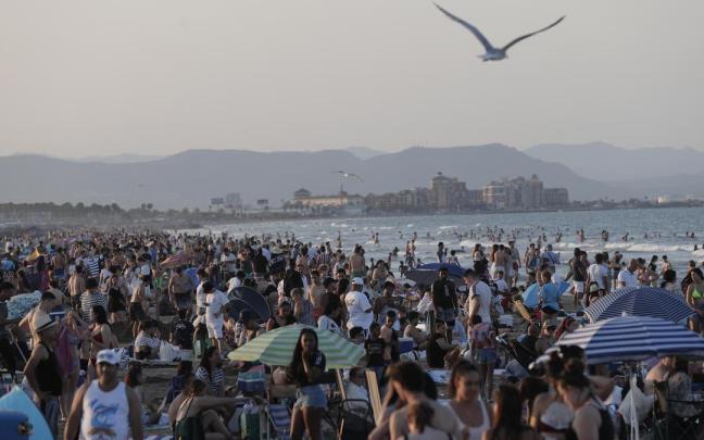 La playa de la Malvarrosa, en Valencia, durante la Noche de San Juan. La playa de la Malvarrosa, en Valencia, durante la Noche de San Juan.
