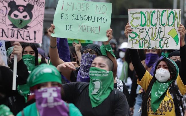 Mujeres protestan a favor de un aborto seguro y libre