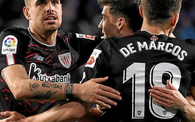 Dani García, Zarraga y De Marcos se abrazan al final del partido tras certificar la victoria. Dani García, Zarraga y De Marcos se abrazan al final del partido tras certificar la victoria.