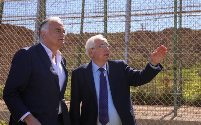 González Pons (i), durante una visita a la valla de Melilla. González Pons (i), durante una visita a la valla de Melilla.