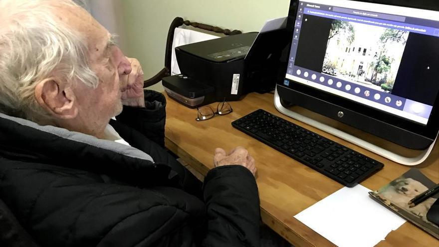 Un anciano frente a un ordenador.