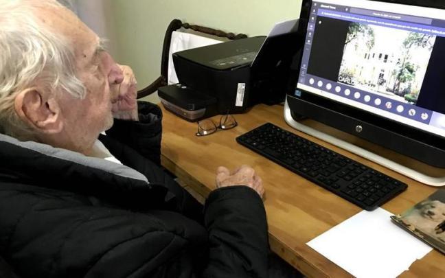 Un anciano frente a un ordenador.