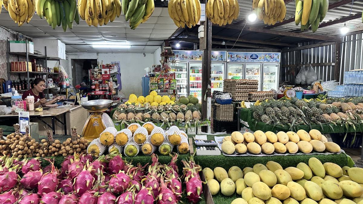 Frutas en el mercado nocturno de Koh Lanta.