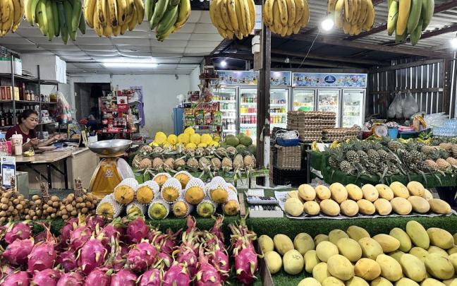 Frutas en el mercado nocturno de Koh Lanta. / Aitzol Zugasti Frutas en el mercado nocturno de Koh Lanta.