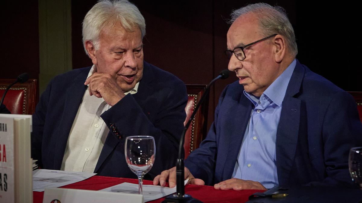 El expresidente del Gobierno, Felipe González (i), y el exvicepresidente del Gobierno, Alfonso Guerra (d), durante la presentación de su nueva obra 'La rosa y las espinas'.