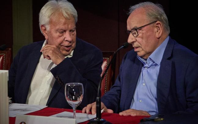 El expresidente del Gobierno, Felipe González (i), y el exvicepresidente del Gobierno, Alfonso Guerra (d), durante la presentación de su nueva obra 'La rosa y las espinas'.