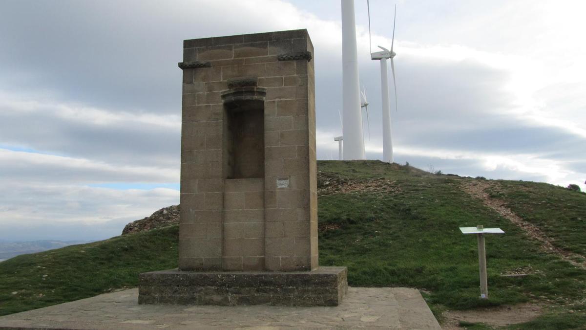 Otra vista del collado donde se encuentra el monumento al Peregrino
