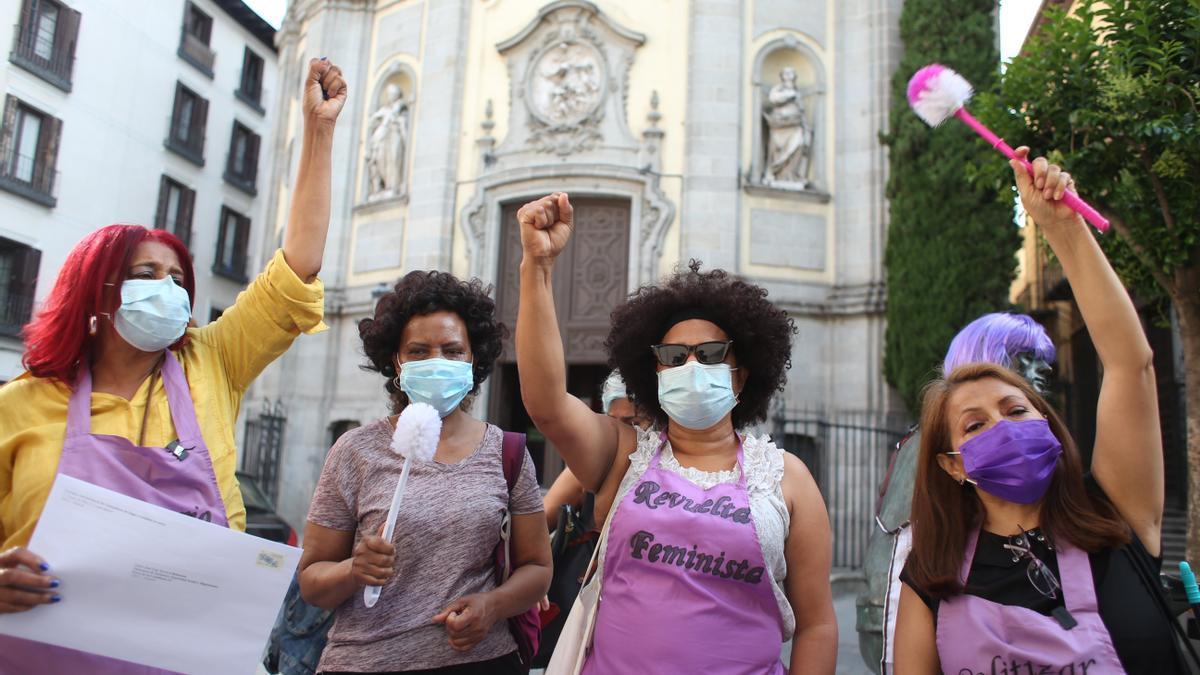 Un grupo de mujeres participa en una concentración para pedir más derechos para las trabajadoras del hogar.