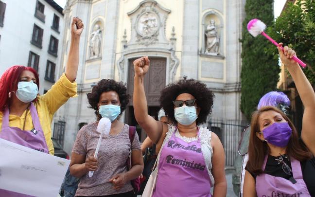 Un grupo de mujeres participa en una concentración para pedir más derechos para las trabajadoras del hogar.
