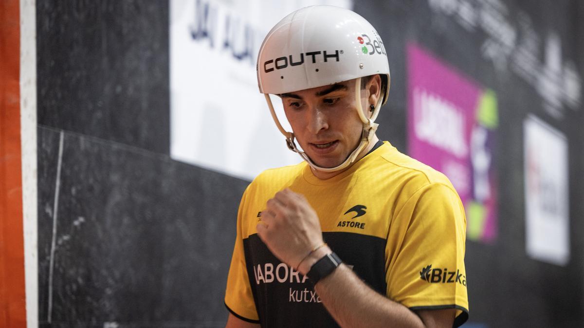 Eñaut Urreisti, finalista del Individual de cesta punta tras ganar a Aritz Erkiaga en Berriatua.