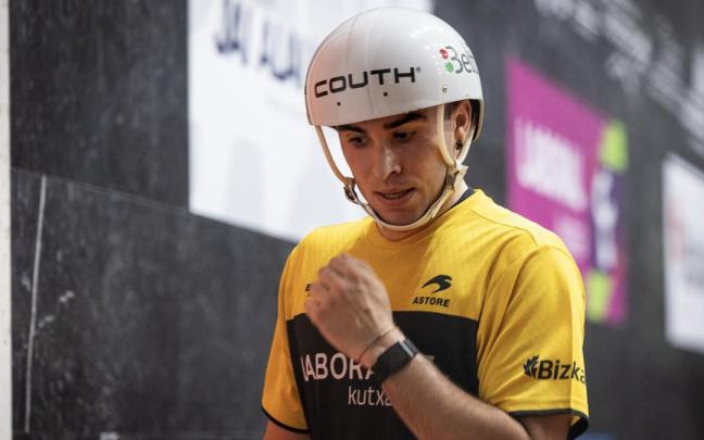 Eñaut Urreisti, finalista del Individual de cesta punta tras ganar a Aritz Erkiaga en Berriatua.