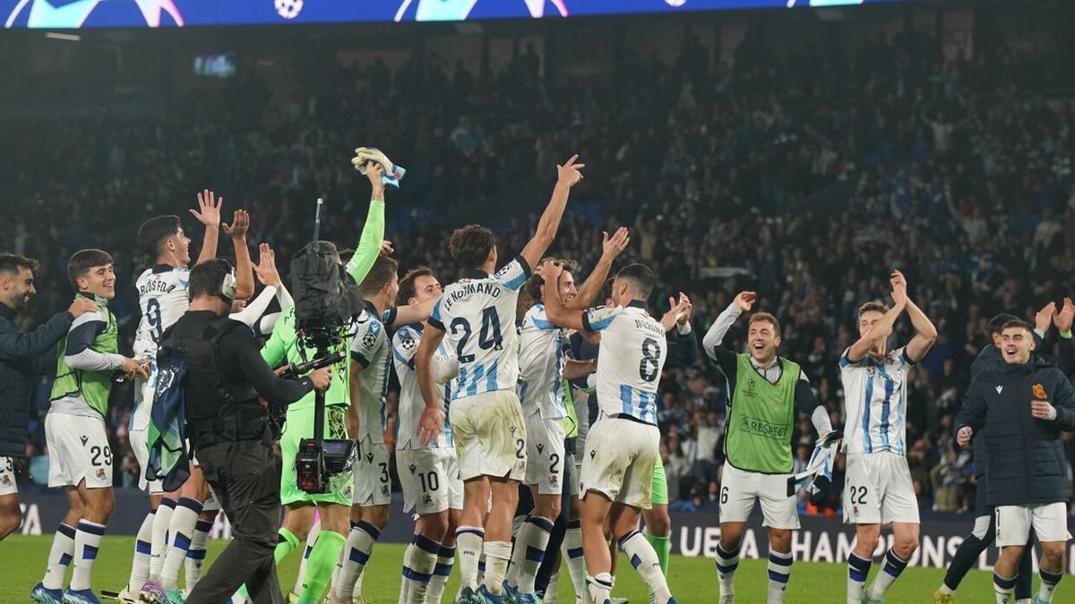 Los jugadores de la Real celebran la victoria contra el Benfica, este miércoles en Anoeta. / RUBEN PLAZA