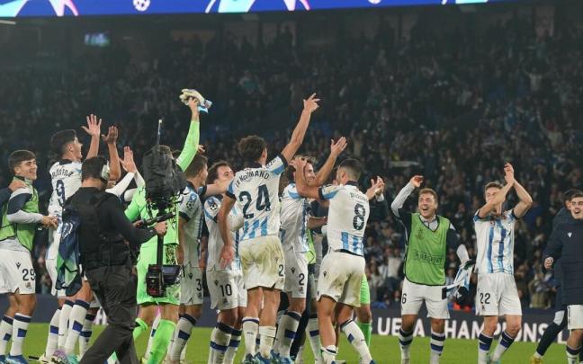 Los jugadores de la Real celebran la victoria contra el Benfica, este miércoles en Anoeta. / RUBEN PLAZA