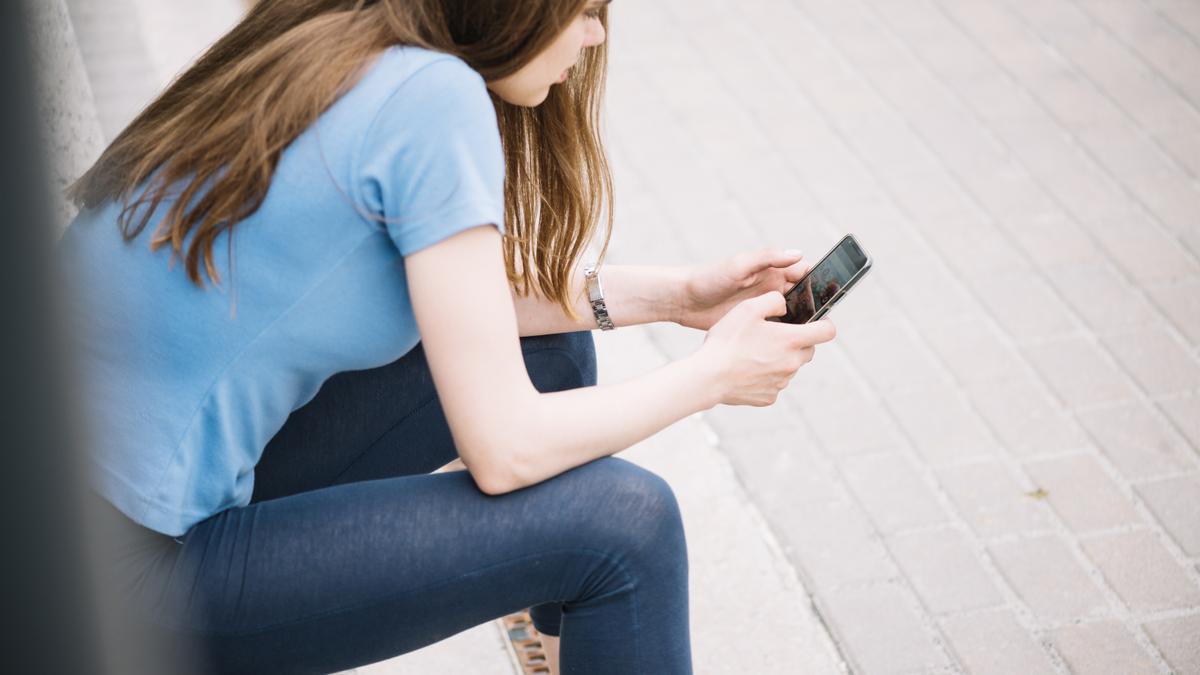 Está comprobado que los algoritmos muestran a los chicos adolescentes contenido violento y misógino, y a las chicas contenido para que se sientan mal consigo mismas