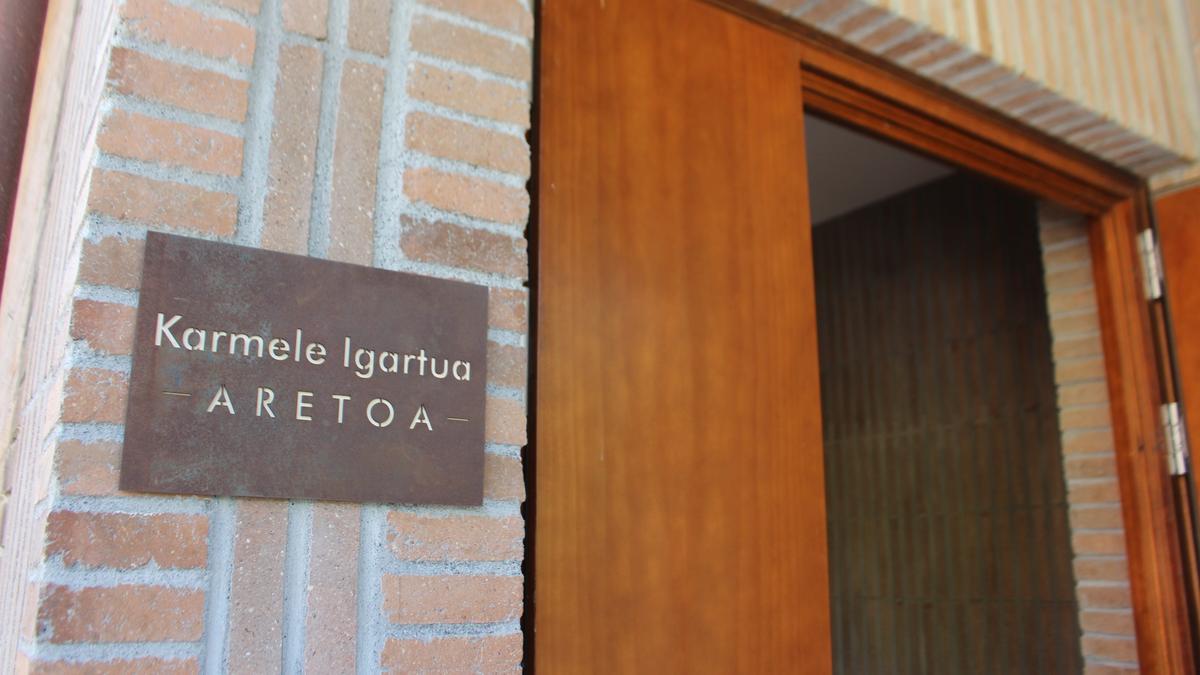La placa que bautiza a la nueva sala como Karmele Igartua aretoa.