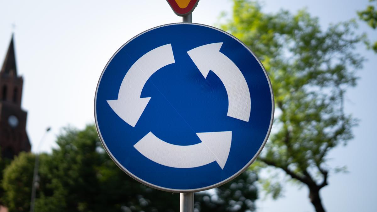 Una señal de tráfico que indica una rotonda.