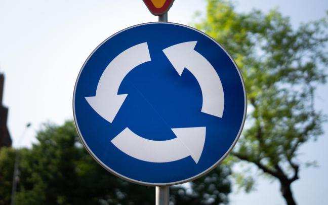 Una señal de tráfico que indica una rotonda.